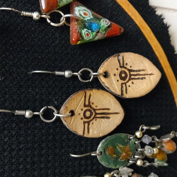 10 pairs of assorted costume earrings. Made from various materials. - Picture 6 of 11